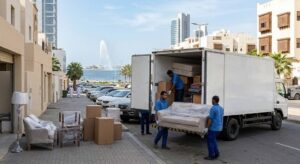 فريق عمل محترف يقوم بتغليف ونقل الأثاث بعناية فائقة ضمن خدمات نقل أثاث حي حطين بالرياض لضمان حماية الممتلكات ووصولها بأمان تام.