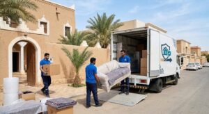 فريق عمل محترف يقوم بتغليف ونقل الأثاث بعناية فائقة ضمن خدمات نقل عفش حي النظيم بالرياض لضمان حماية الممتلكات ووصولها بأمان تام وبدون أي خدوش.