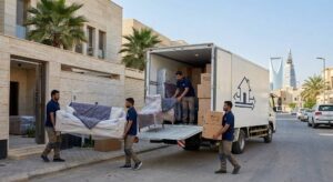 فريق عمل محترف يقوم بتغليف ونقل الأثاث بعناية فائقة ضمن خدمات نقل عفش حي الصالحية لضمان حماية الممتلكات ووصولها بأمان تام وبدون أي خدوش.