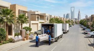 فريق عمل محترف يقوم بتغليف ونقل الأثاث بعناية فائقة ضمن خدمات نقل عفش حي النخيل لضمان حماية الممتلكات ووصولها بأمان تام وبدون أي خدوش.